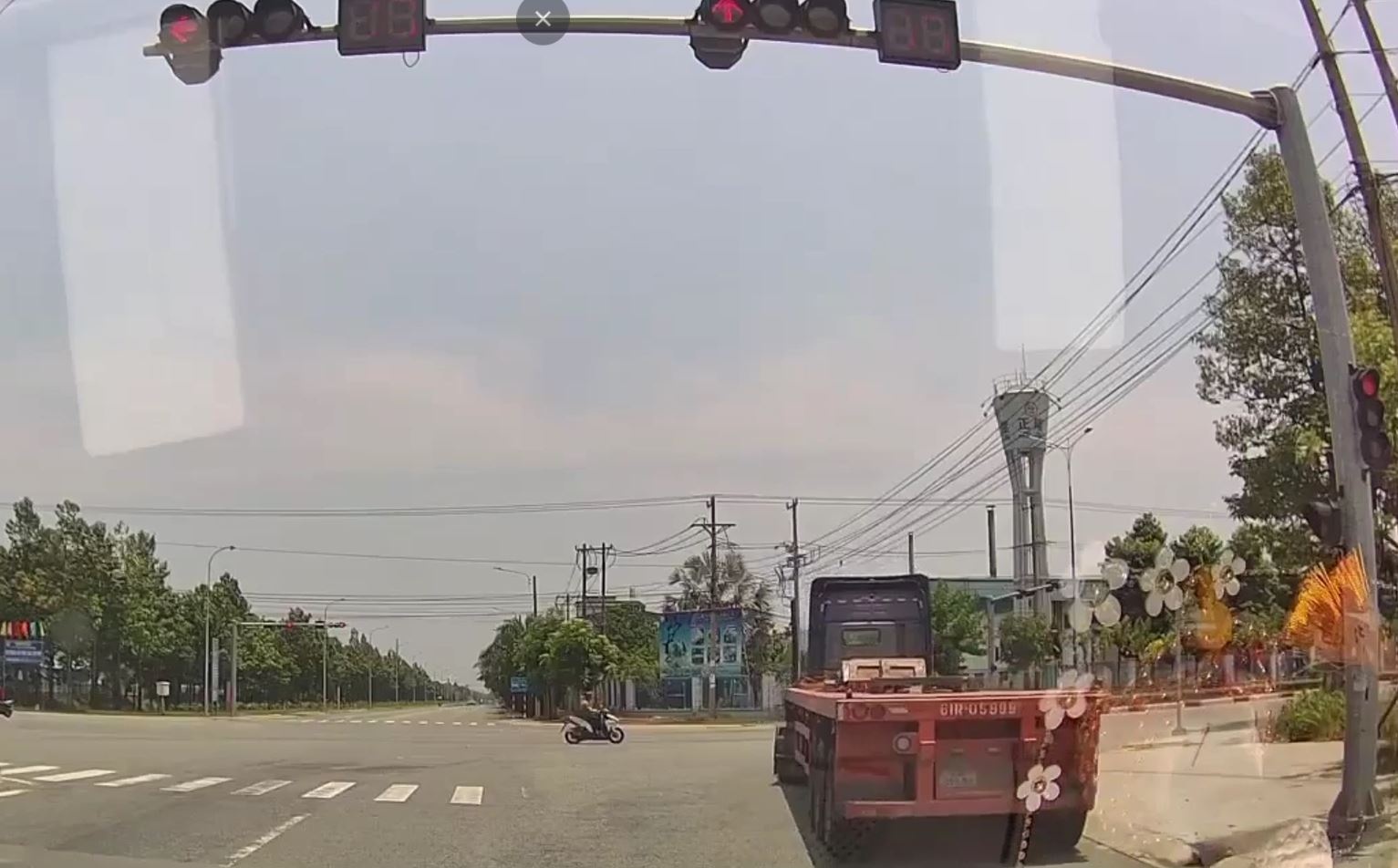 Lien tiep vuot den do, tai xe o Binh Duong bi phat 43 trieu dong hinh anh