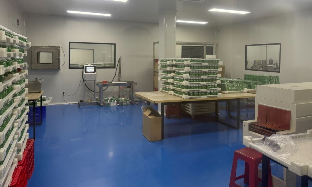 Ben trong nha may san xuat keo rau cu khien Quang Linh Vlogs bi bat hinh anh