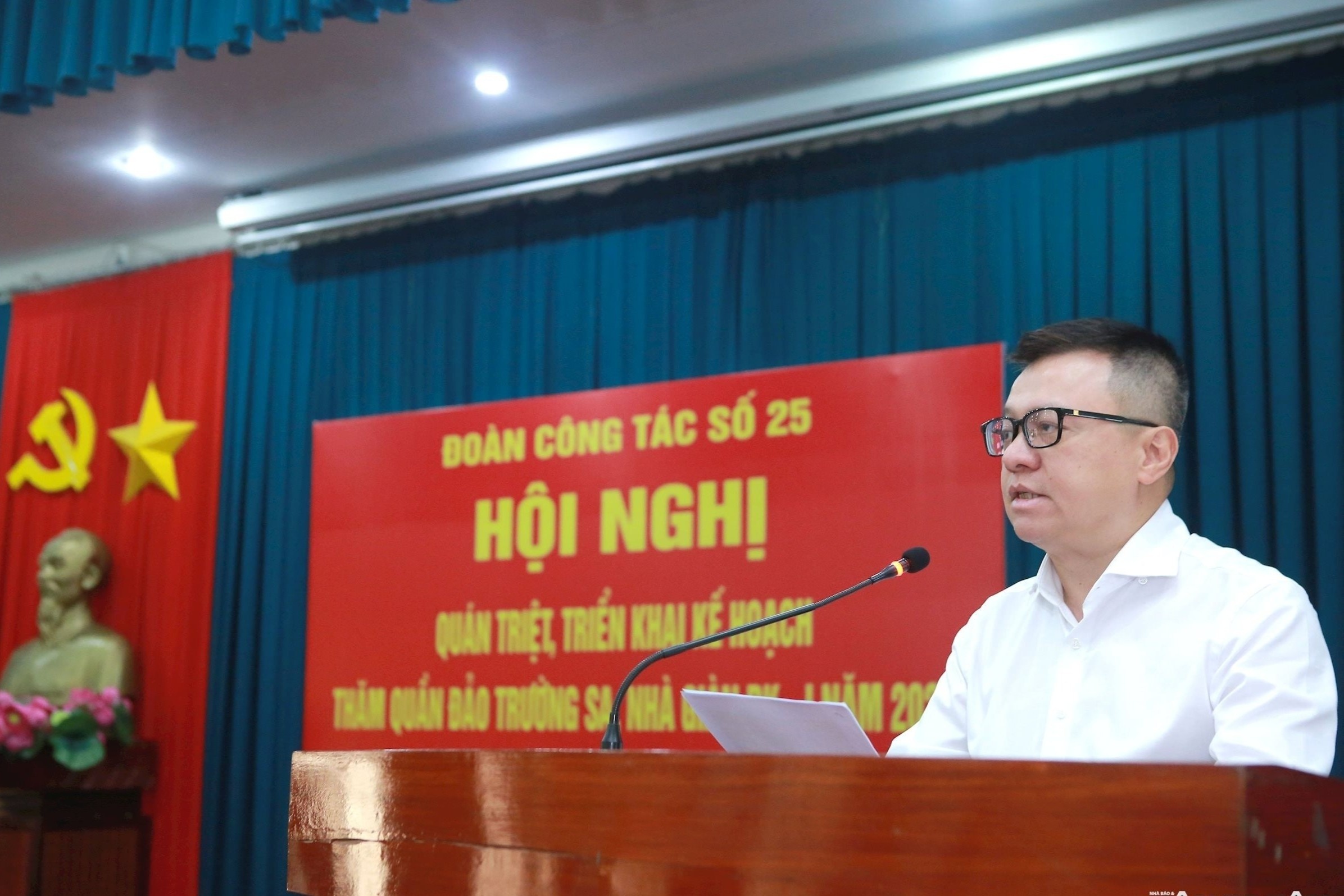 Doan cong tac bao chi tham Truong Sa hinh anh