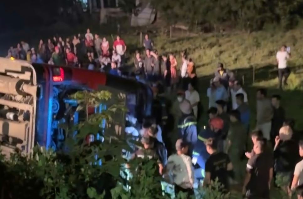 Lat xe khach trong dem o Binh Dinh, nhieu nguoi thuong vong hinh anh