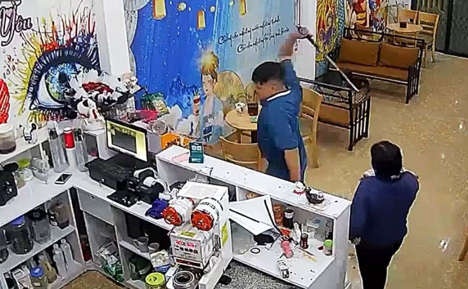 Nguoi dan ong cam hung khi xong vao quan tra sua dap pha hinh anh