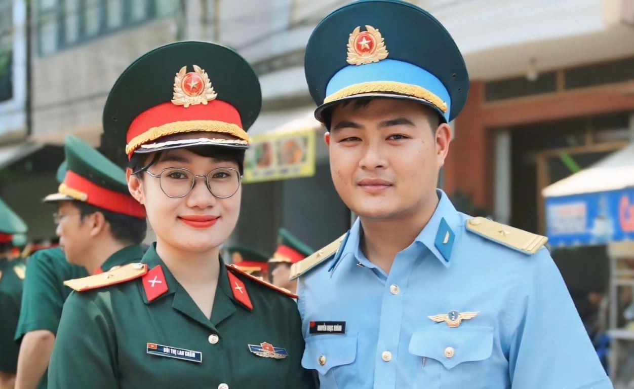 Khoanh khac hoi ngo cua doi vo chong sau 2 thang luyen tap cho le 30/4 hinh anh