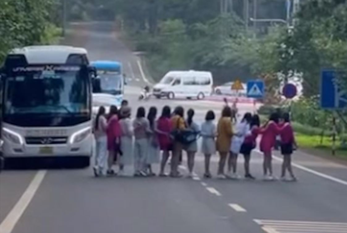 14 phu nu dan hang ngang chup anh giua duong gay buc xuc hinh anh