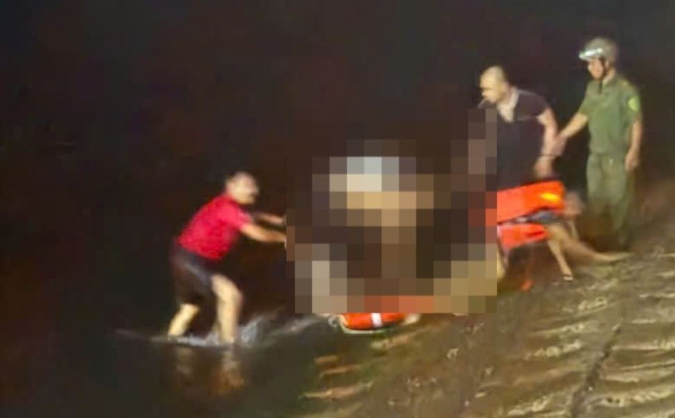 Nam thanh nien lao xuong dong nuoc sau cuu co gai nhay cau hinh anh