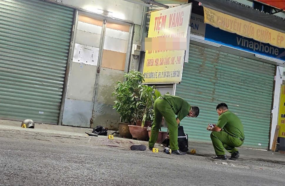 Nghi va cham giao thong, nguoi di xe Vespa bi dam tu vong o TP.HCM hinh anh