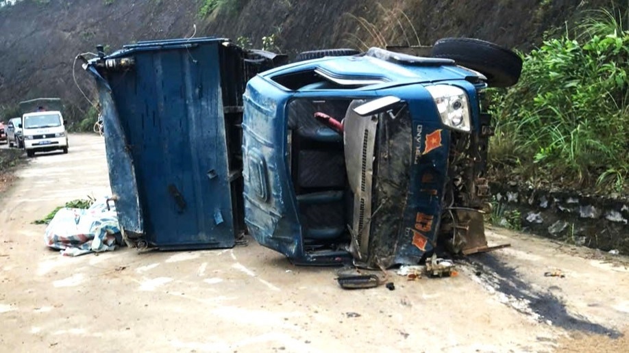 Xe cho vat lieu lat giua duong, tai xe tu vong tai cho hinh anh