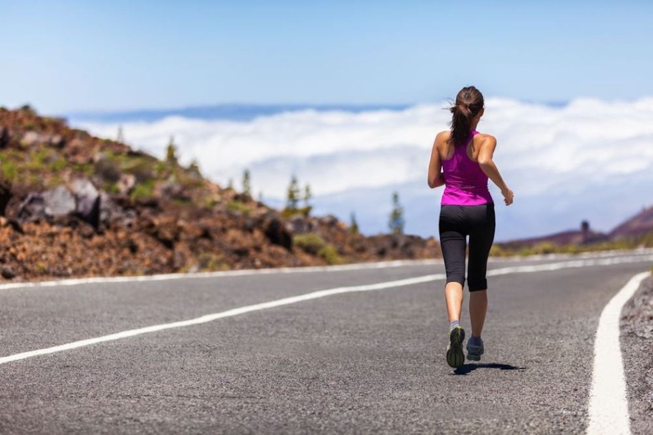 Oto tong trung nguoi chay bo duoi long duong, tai xe co phai den bu? hinh anh