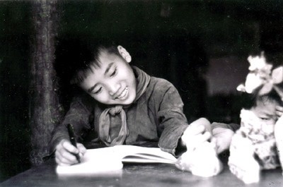 Nhin lai chang duong sang tac cua nha tho Tran Dang Khoa hinh anh