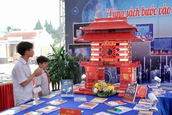 Ngay sach va Van hoa doc o Dien Bien, dua thu vien di dong ve reo cao hinh anh
