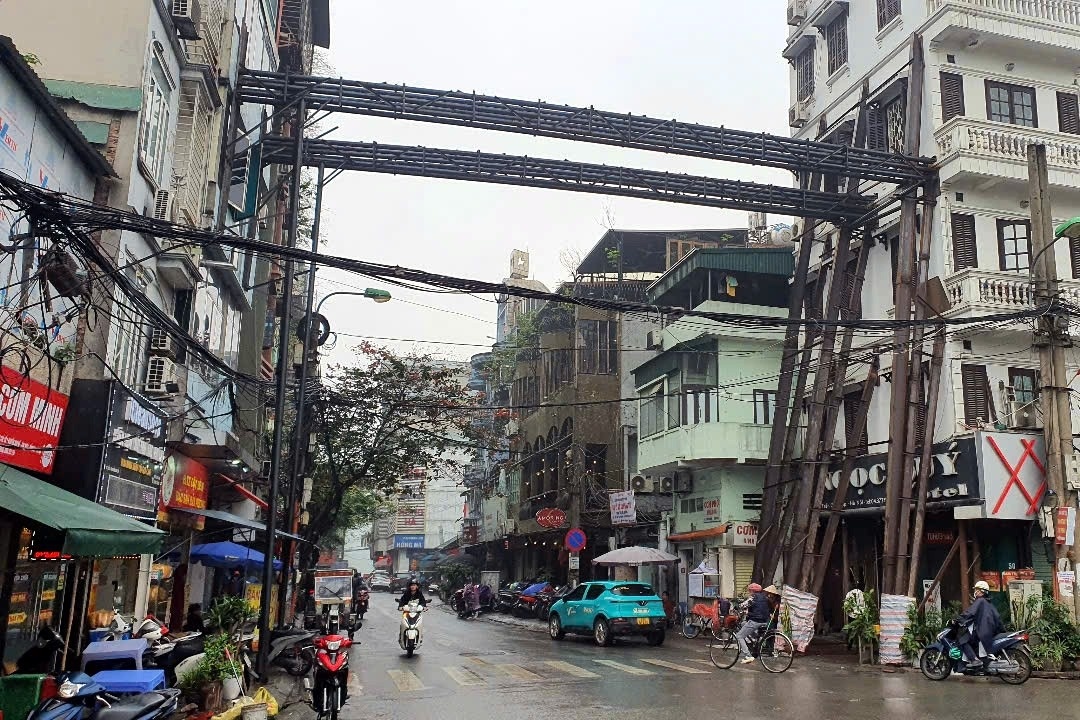 Coc sat bac ngang tren dau nguoi di duong gay to mo, lo ngai o Ha Noi hinh anh
