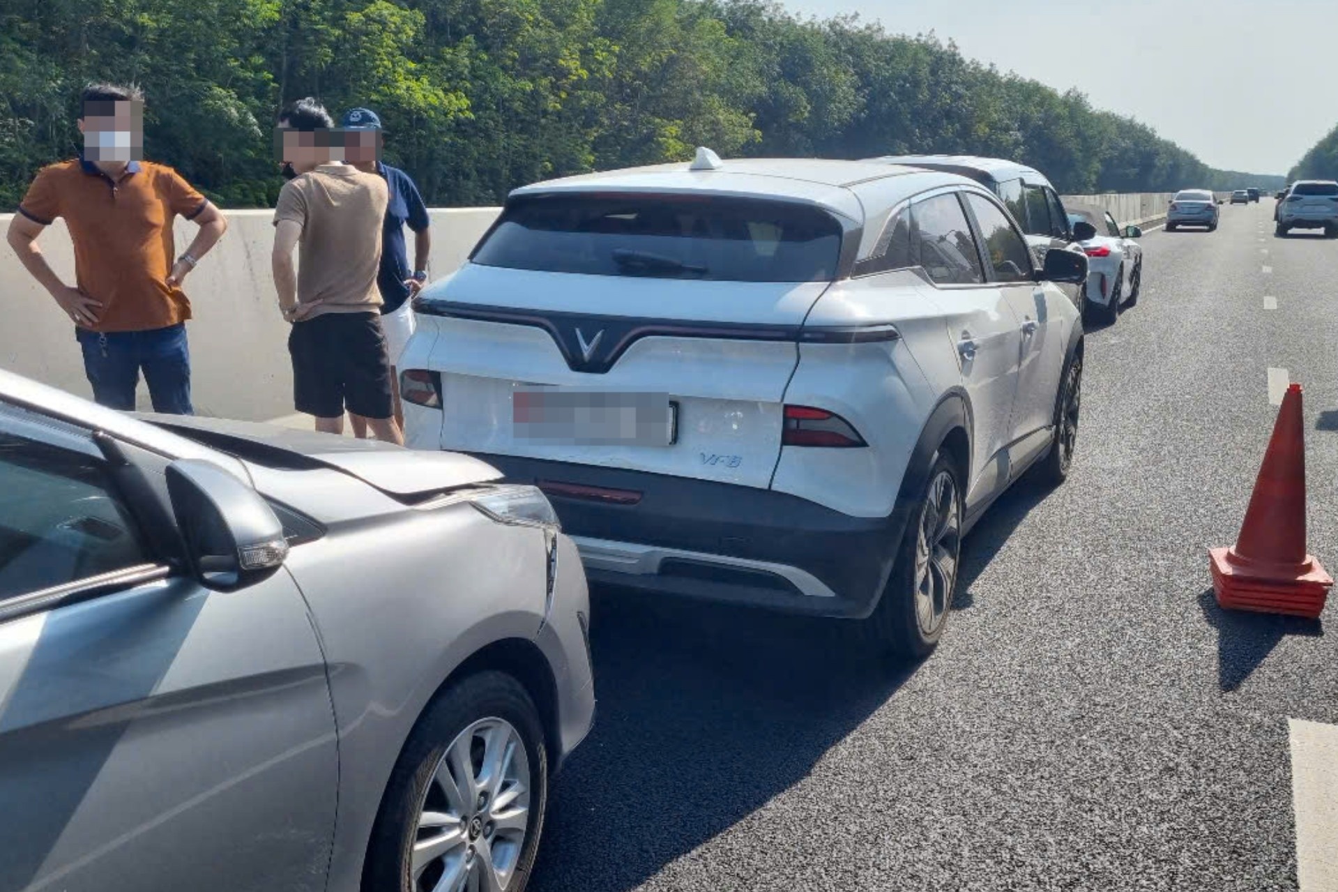 Tai nan lien hoan tren cao toc Phan Thiet - Dau Giay, un tac 7 km hinh anh