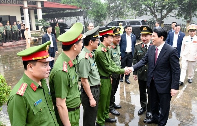 Chu tich nuoc Luong Cuong tang qua cong an Phu Tho hinh anh