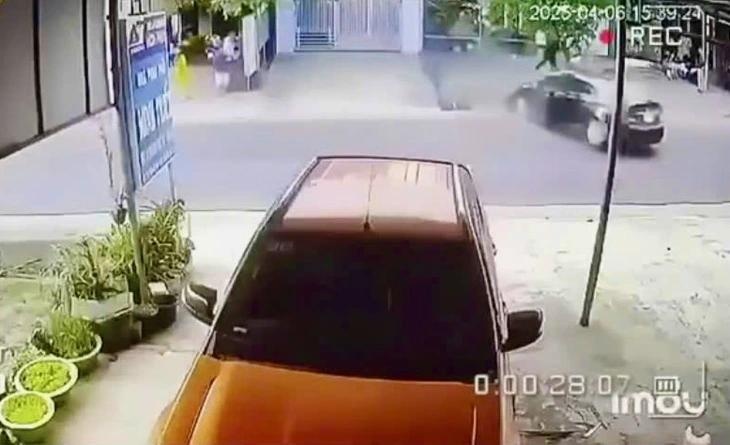 Oto nghi mat lai, chay loan xa lam mot nguoi tu vong hinh anh