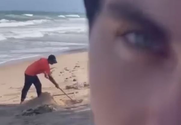 Canh chon rac tren bai bien Mui Ne khien du khach ngo ngang hinh anh