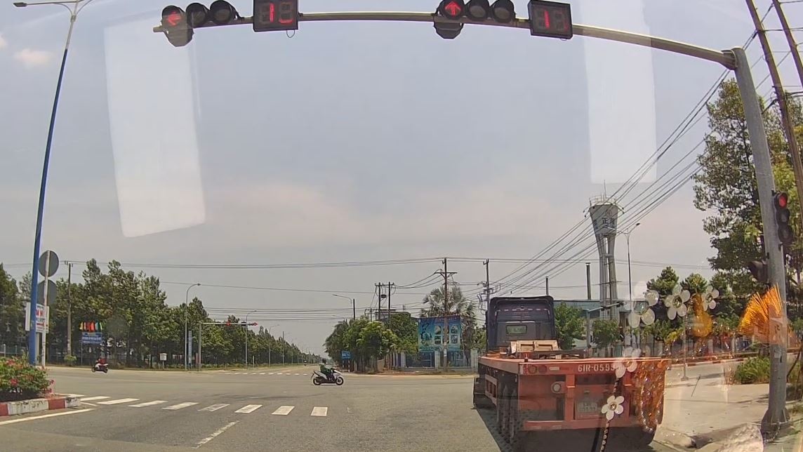 Xe dau keo lien tuc vuot den do o Binh Duong hinh anh