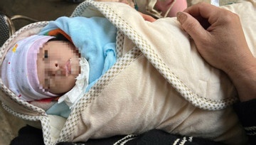 Be trai hai thang tuoi bi bo roi o via he, chan trai deo vong hat go hinh anh