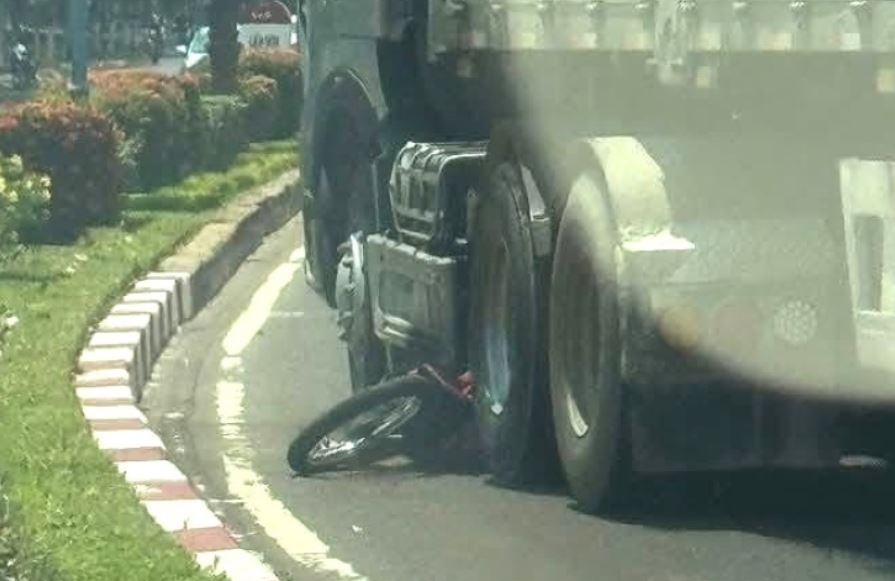 Va cham giao thong, nguoi dan ong om thi the vo gao khoc hinh anh