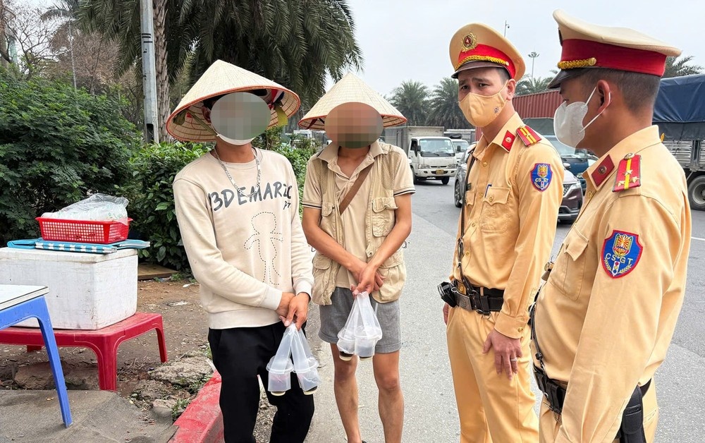 Ha Noi xu ly nhieu nguoi ban do an cho tai xe oto dung den do hinh anh