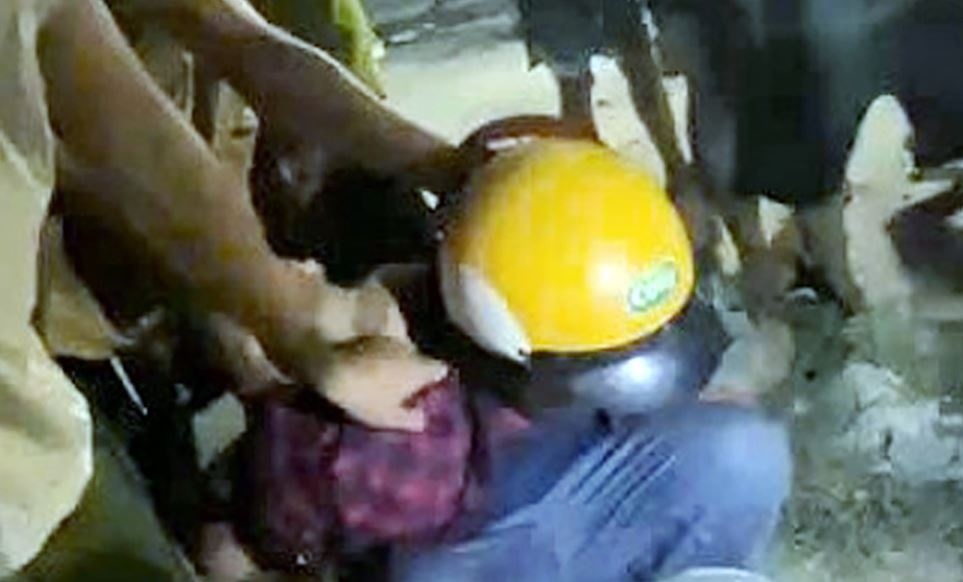 Cho be gai, nguoi dan ong 50 tuoi bi ca lang truy duoi hinh anh