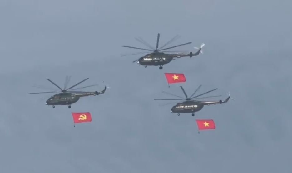 Truc thang luyen tap keo quoc ky chao mung 50 nam Thong nhat Dat nuoc hinh anh