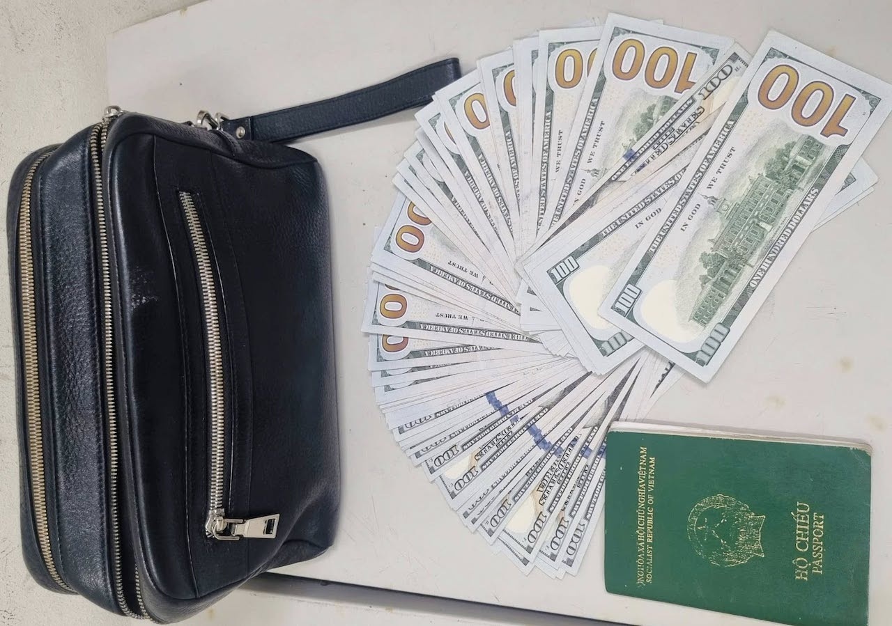 Quên ví 8.000 USD ảnh 1 Quen vi 8.000 USD anh 1