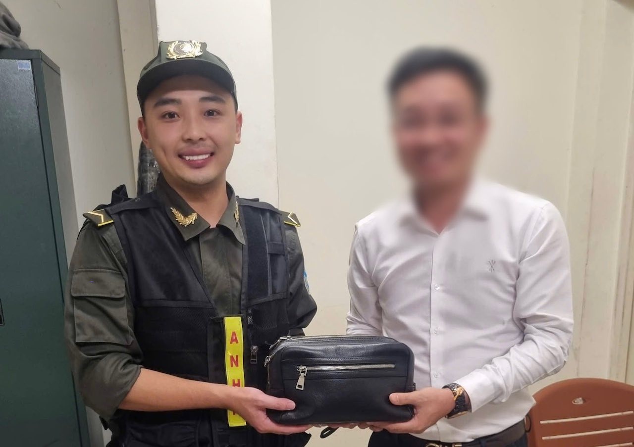 Quên ví 8.000 USD ảnh 2 Quen vi 8.000 USD anh 2