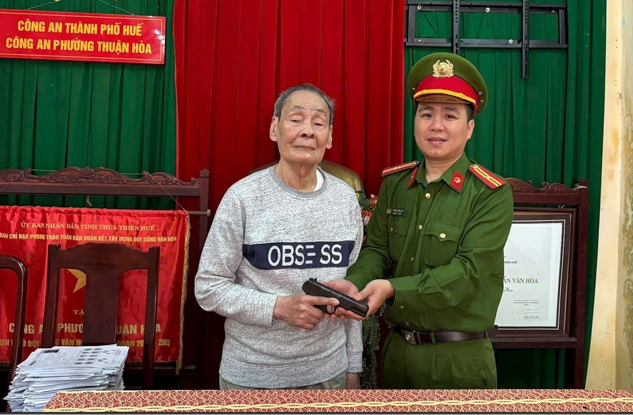 Cu ong 87 tuoi o Hue tu nguyen giao nop khau sung K54 hinh anh