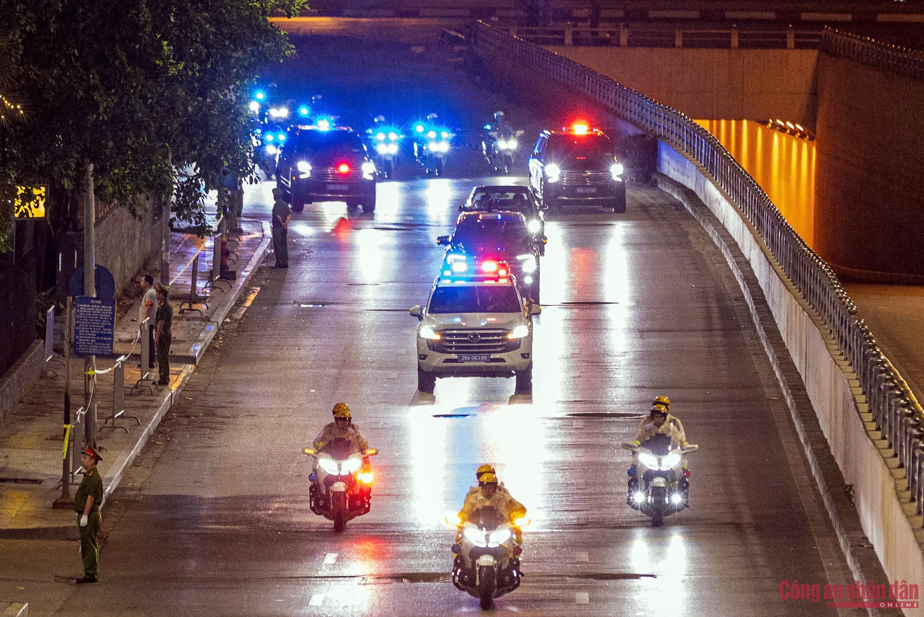 Cong an Ha Noi tap luyen trong mua hinh anh