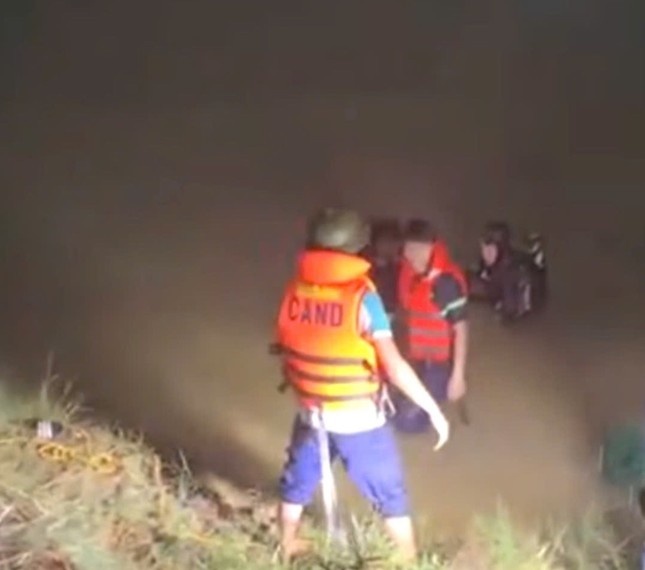 7 hoc sinh lop 10 ru nhau di tam ho, 2 em duoi nuoc tu vong hinh anh