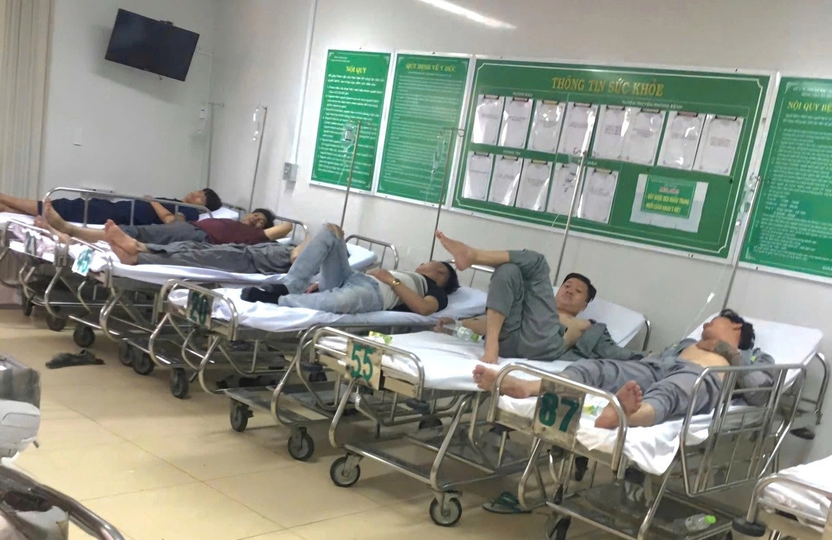 Hang chuc cong nhan di cap cuu nghi do ngat khi, 1 nguoi tu vong hinh anh