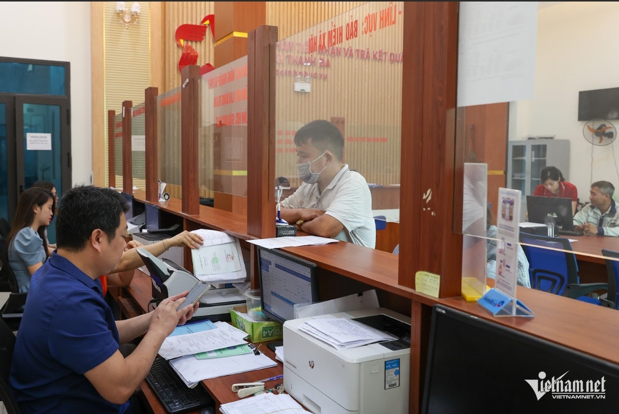 thang chuc can bo anh 1