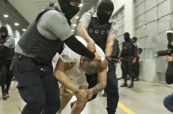 Tranh cai quanh vu nguoi dan ong bi My truc xuat nham sang El Salvador hinh anh