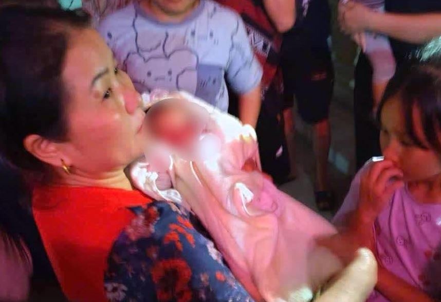 Be trai hon mot thang tuoi bi bo lai trong dem hinh anh