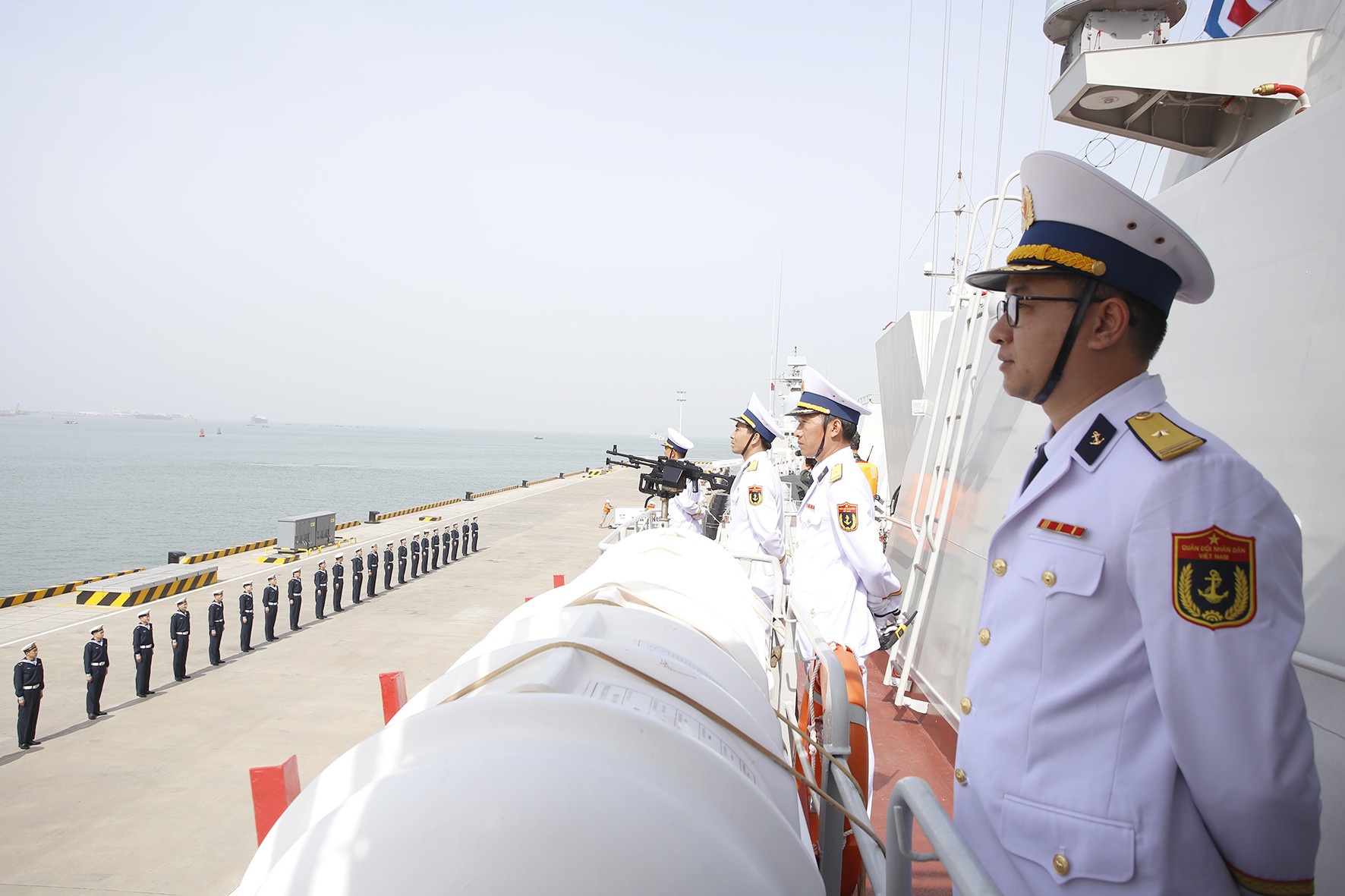 Hai quan Viet Nam - Trung Quoc tuan tra lien hop tren Vinh Bac Bo hinh anh