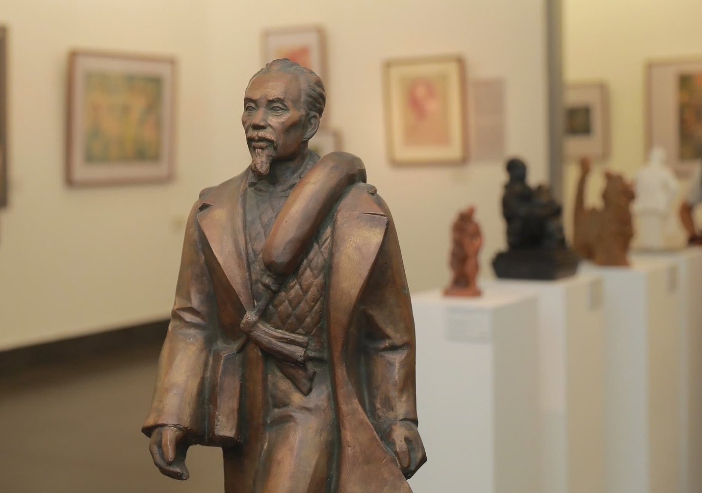 'Chu tich Ho Chi Minh trong con mat nghe thuat tao hinh' hinh anh