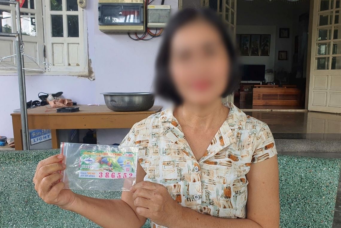 Mot phu nu Quang Nam nhan tin vui voi to ve so giai dac biet bi rach hinh anh