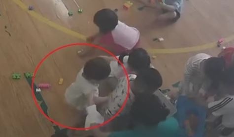 Dinh chi co giao mam non be tre vao goc lop danh lien tiep hinh anh