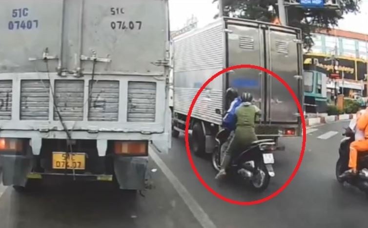 Xac minh den tin hieu 'nhay mua', oto tai phanh gap o TP.HCM hinh anh