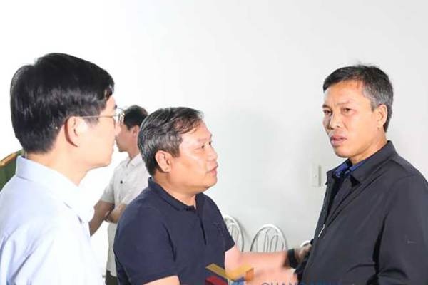 Bi thu Quang Ninh tham hoi gia dinh chien si hy sinh hinh anh