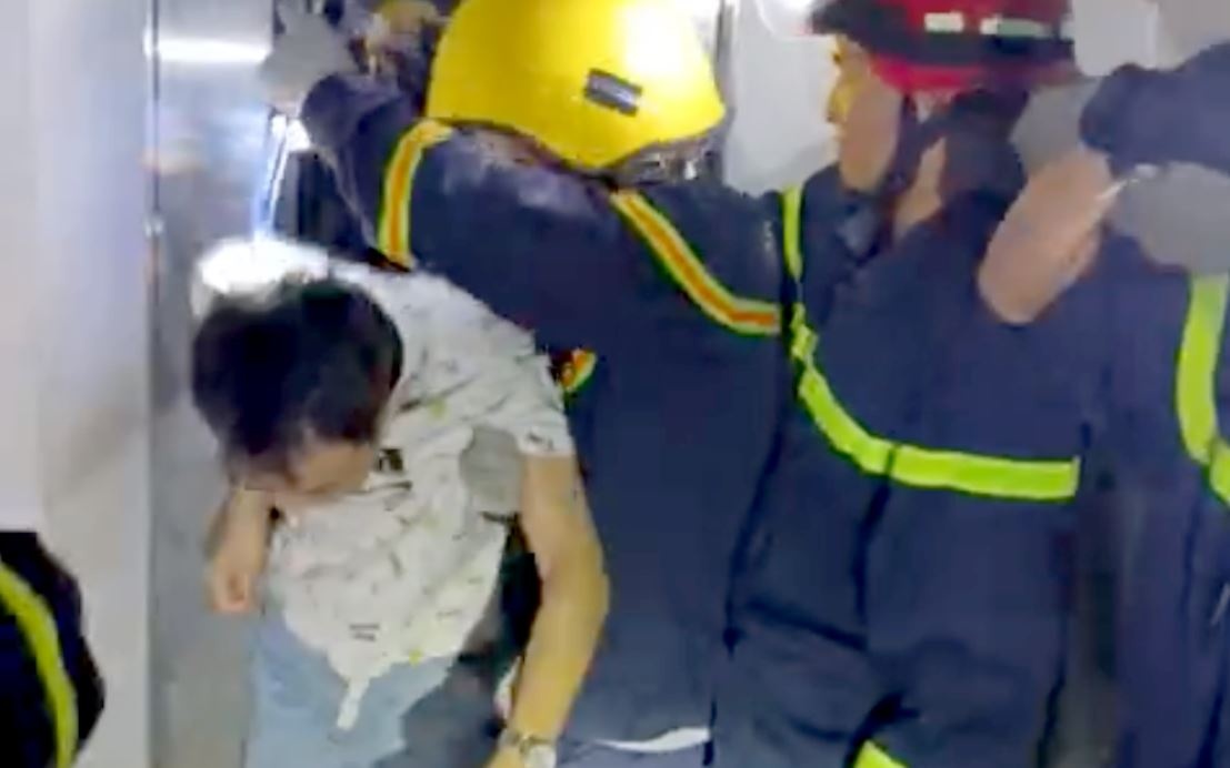 Giai cuu nguoi nuoc ngoai ket trong thang may o TP.HCM hinh anh