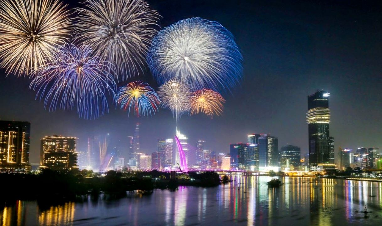 Toi nay, cam xe nhieu tuyen duong o TP.HCM phuc vu ban phao hoa hinh anh