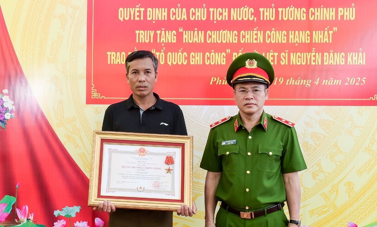 Trao bang 'To quoc ghi cong' cho than nhan liet si Nguyen Dang Khai hinh anh