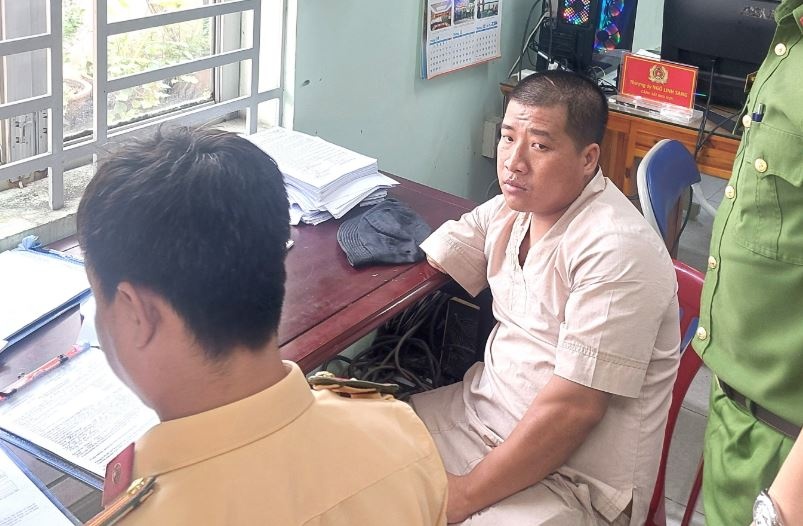 Xu phat nguoi cut mot tay lai xe may ‘dien xiec’ o Binh Duong hinh anh