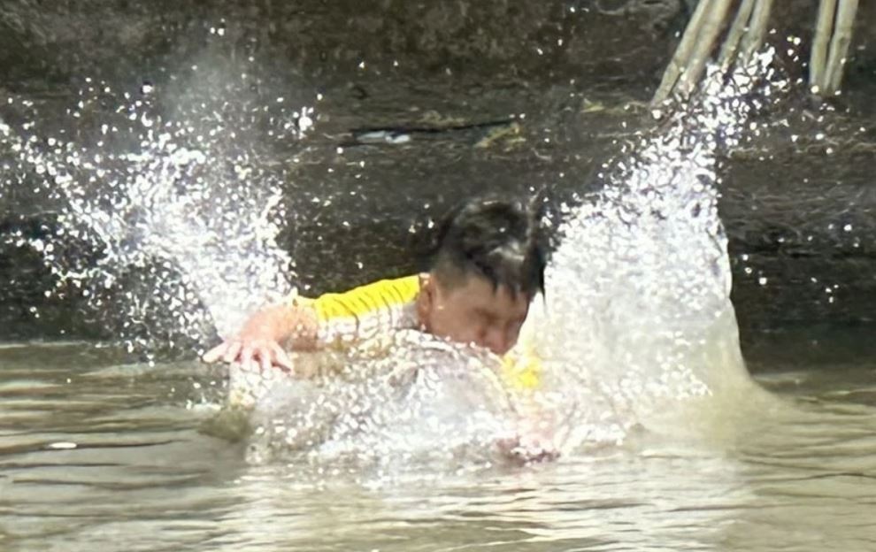 Tim thay thi the hai hoc sinh mat tich khi tam o song Dinh hinh anh