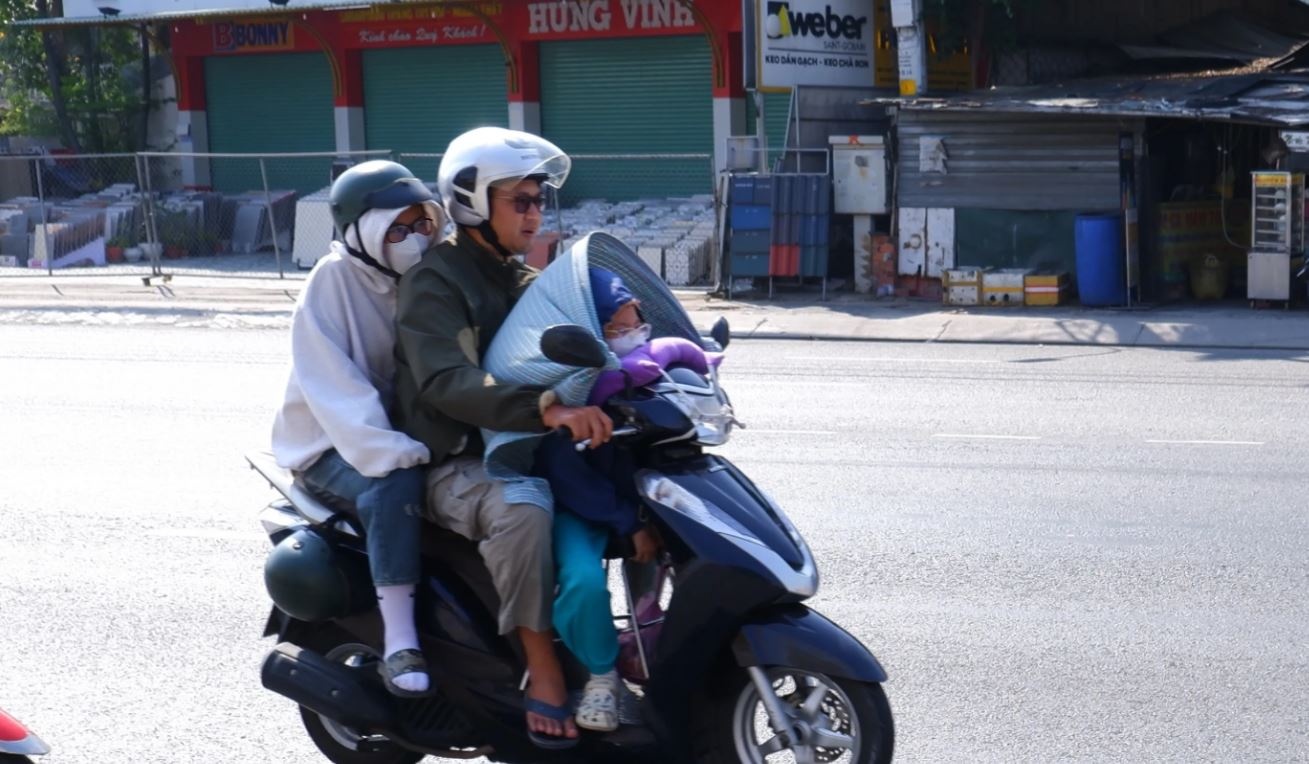 TP.HCM nang nong tren 37 do C, giua tuan co 'mua vang' giai nhiet hinh anh