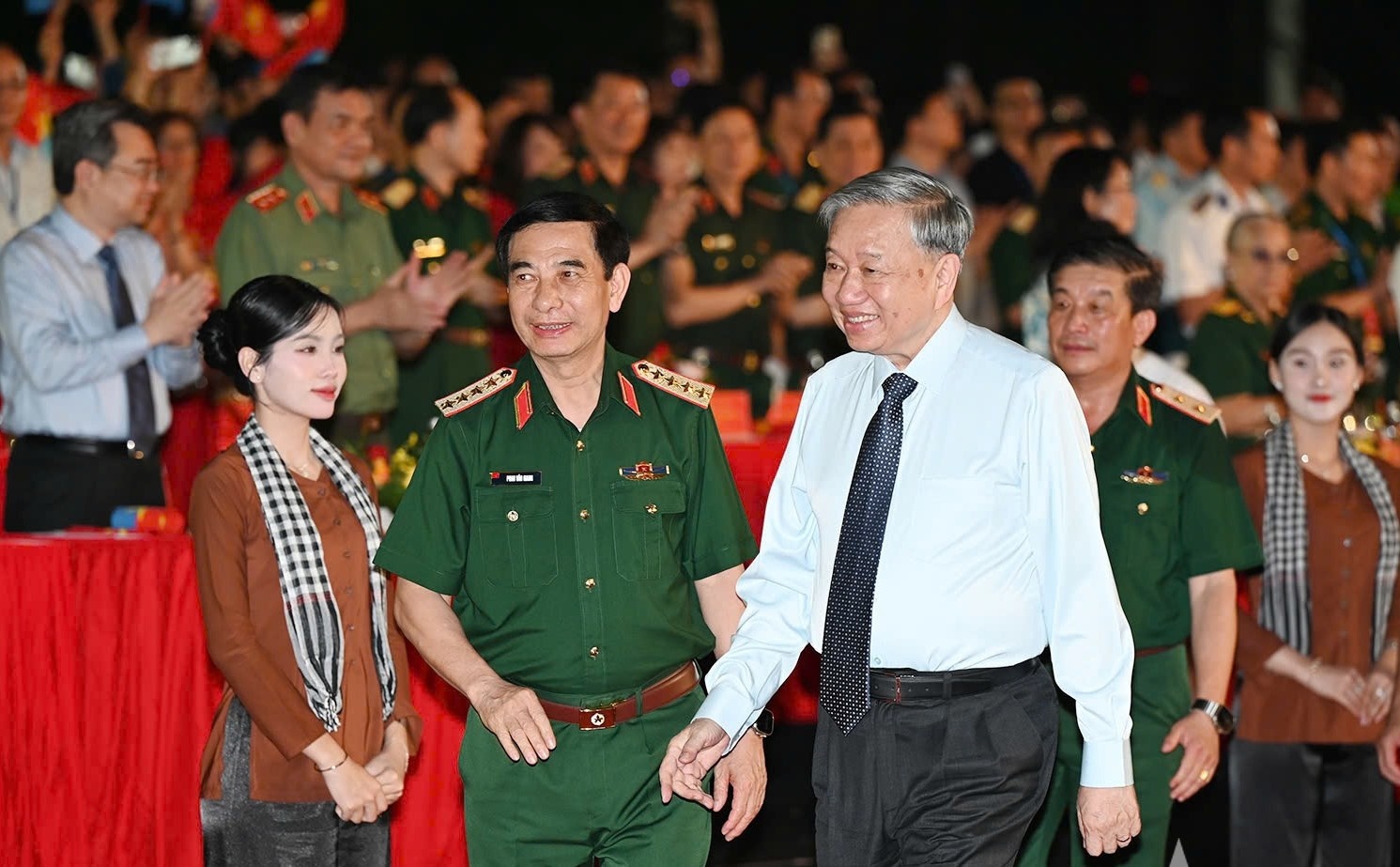 Tong Bi thu To Lam du chuong trinh nghe thuat 'Dat nuoc tron niem vui' hinh anh