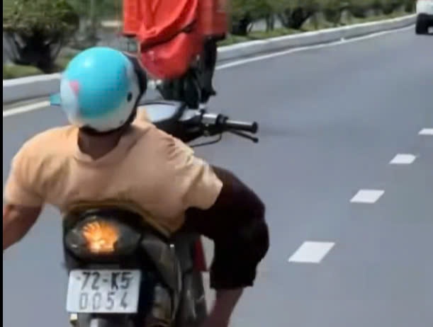 Clip nguoi dan ong lai xe bang mot tay, 'dien xiec' tren duong hinh anh