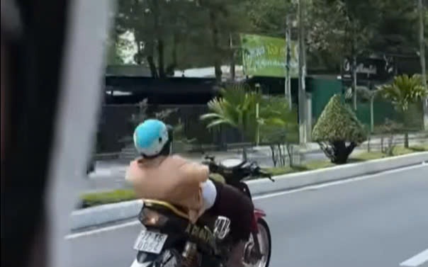 Nguoi dan ong cut tay lai xe may 'dien xiec' tren duong o Binh Duong hinh anh