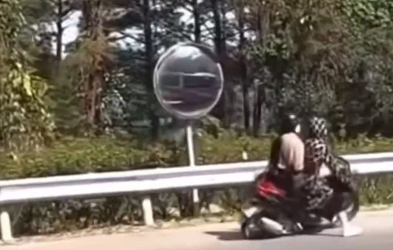 Hai co gai do deo o Tam Dao dam thang vao ho lan hinh anh