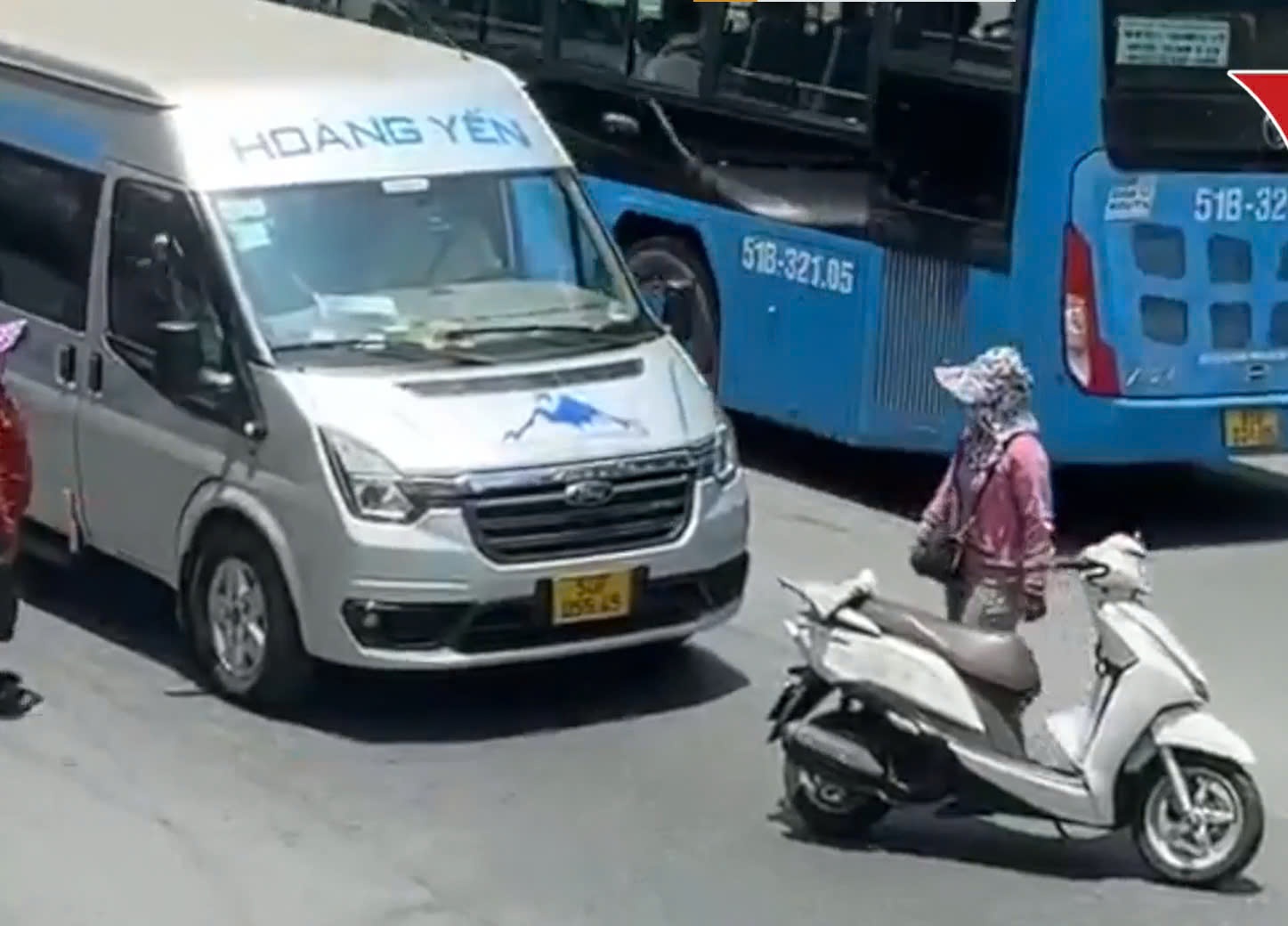 Clip nguoi phu nu chan dau oto 16 cho hinh anh